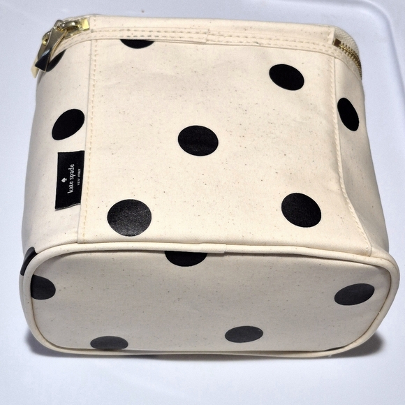 Kate Spade New York Insulated Soft Cooler Lunch Tote with Double Zipper Close. - Picture 9 of 14